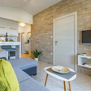 Denis 2 Apartment
