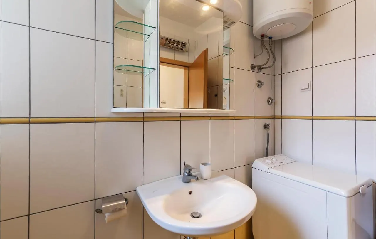 Gorgeous Apartment In Medulin With Wifi 0*,